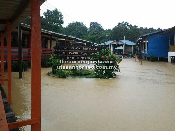 BERBAHAYA: Paras air banjir semakin naik di SK Nanga Penyarai, Tatau berikutan hujan lebat sejak dua hari lalu.