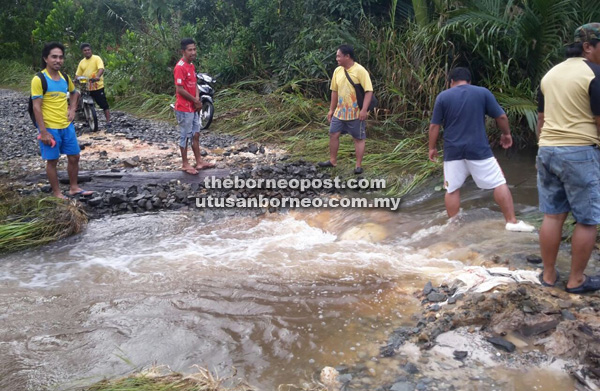 MUSIBAH: Jalan utama menuju ke Kg Tanjung Nipis Paitan turut terhakis oleh arus banjir yang deras dan kini sukar dilalui kenderaan.
