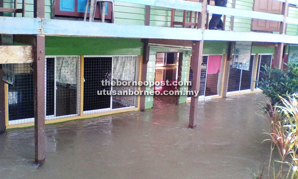 TENGGELAM: Keadaan kelas SK Kuala Binyo yang dilanda banjir.