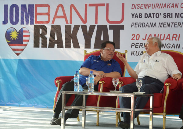 Najib (right) in discussion with Federal Territories Minister Datuk Seri Tengku Adnan Tengku Mansor during the launching of the ‘Jom Bantu Rakyat’ (Let’s Help the People) programme in Desa Pandan. — Bernama photo