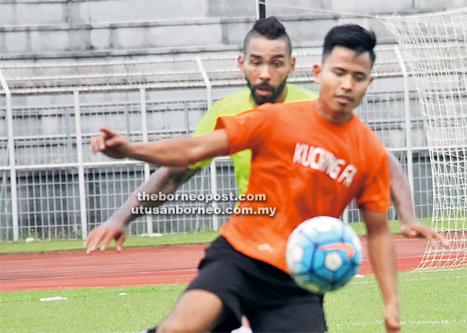 CEMERLANG: Demerson (belakang) beraksi cemerlang pada perlawanan persahabatan menentang pasukan Kuching di Stadium Negeri, Jumaat lalu.