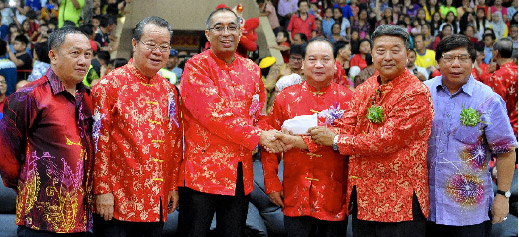 SUMBANGAN: Salleh menyampaikan sumbangan kepada Kapitan Cina Tenom, Lo Kwet Pin (dua, kanan) pada majlis sambutan Tahun Baharu Cina malam semalam. — Gambar Bernama 