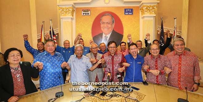 BERSATU: Abang Johari (tengah) bersama ahli-ahli Majlis Tertinggi BN Negeri selepas mesyuarat di Kuching, semalam.