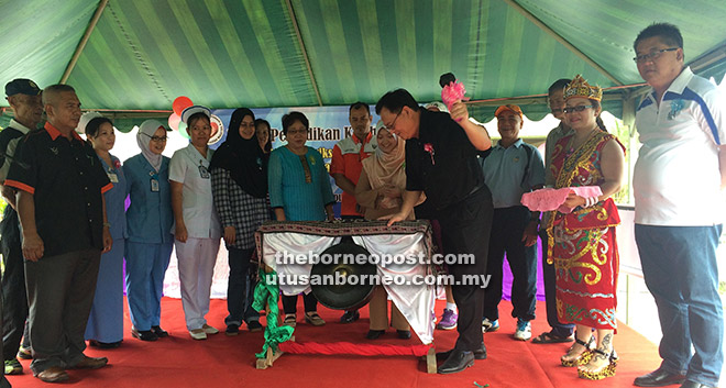 RASMI: Lo (empat kanan) memukul gong sebagai simbolik Majlis Pelancaran Projek Pendidikan Kesihatan di Kampung Betung semalam.