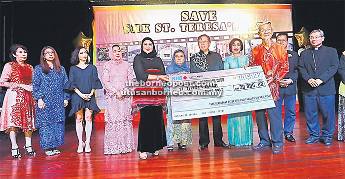 SUMBANGAN: Hasidah (lima kiri) menyampaikan cek bernilai RM20,000 sumbangan Datuk Seri Fadillah Yusof kepada Wong sambil disaksikan Abang Johari (tujuh kiri), Juma’ani (enam kiri), Mary (lapan kiri) serta yang lain. — Gambar Muhd Rais Sanusi