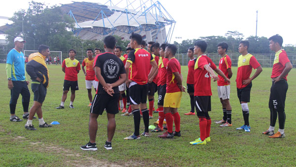 President’s Cup head coach Veloo (second left) speaks to his players after a training session at Padang D in Petra Jaya.