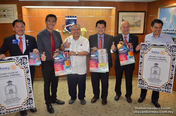 Organising chairman Rotarian Leonard Sia (second left), Chan (third left), Yong (third right) and other RCKC committee members display posters on the charity run.  