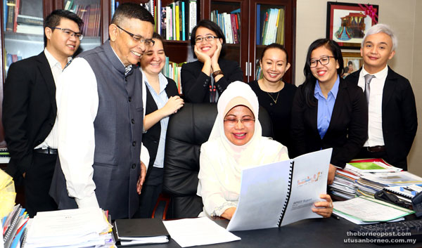 Dorge (left) leading his team to brief Fatimah on the BPIEF during a courtesy call at her office. 