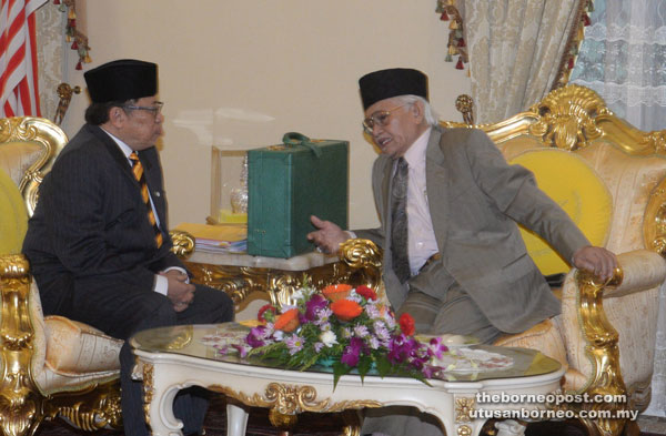 Taib (right) discusses a point with Abang Johari. 