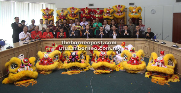 Seated, from fourth left, Wong, Yong, Teo, Chin, Danny, Chong with the recipients and lion heads given by the State Government.