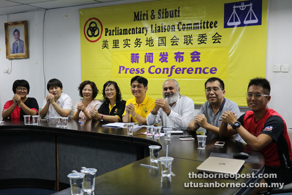 (From third right) Karambir, Chin and other organising committee members wishing all a Happy Chinese New Year.