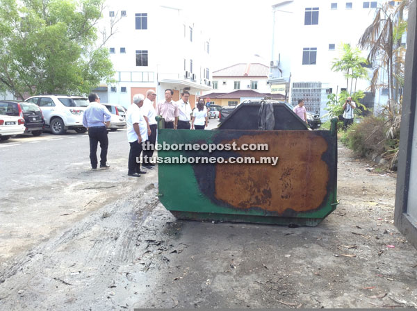 Yii (second right), councilors and officers from the public cleaning & maintenance (PCM) unit look for a suitable place to relocate the RORO bin at Bulatan Commercial Centre.