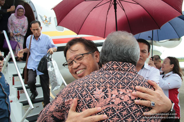 Abang Johari is given a warm welcome by Awang Tengah upon touching down at Limbang Airport. Juma’ani is seen standing at the entrance of the aircraft.