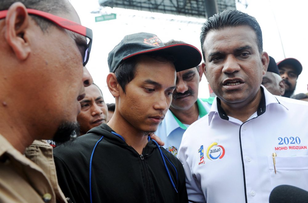 KUALA LUMPUR, 22 Jan -- Presiden Persatuan Ikatan Usahawan Kecil dan Sederhana Malaysia (IKHLAS) Mohd Ridzuan Abdullah (kanan) semasa sidang media bersama salah seorang Truckers Nasrul Faiz (tengah) pada Himpunan Aman Truckers di Sungai Besi hari ini. Himpunan tersebut adalah bertujuan bagi sokongan untuk mengecam tindakan pengawal peribadi seorang individu bergelar Datuk yang membelasah Nasrul Faiz sehingga menyebabkan kecederaan teruk kepada pemandu lori tersebut.  -- fotoBERNAMA (2017) HAK CIPTA TERPELIHARA