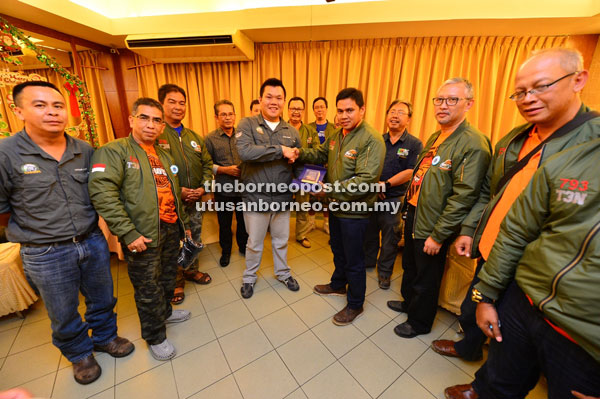 Sabah Four Wheel Drive Association representative Alvin Leong (left) presenting Rolly with a memento during a dinner hosted by the Sabah Tourism Board.