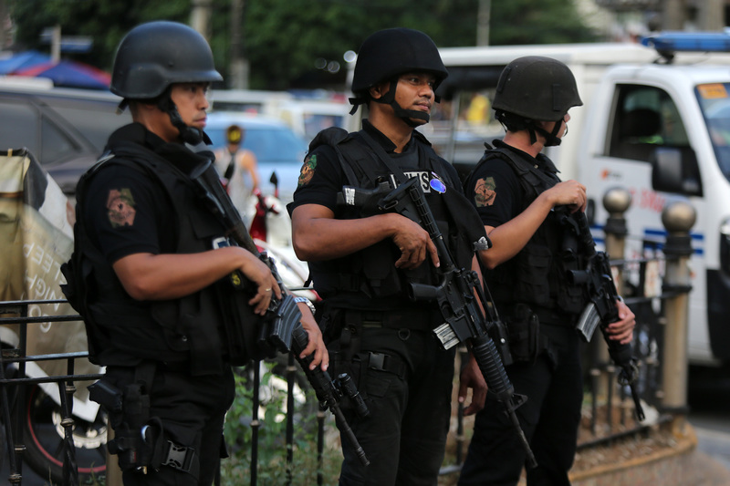 A file photo of Philippine policemen patrolling a street in Quezon City, the Philippines, on December 1, 2016. (Credit Image: © Rouelle Umali/Xinhua via ZUMA Wire)