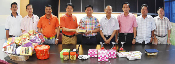 Club captain Lau Hie Ping (left) receives from Wong the prizes for the CNY Special golf Championship.