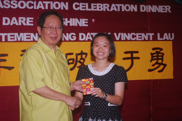 Lau (left) hands over the incentives to Tiong. 