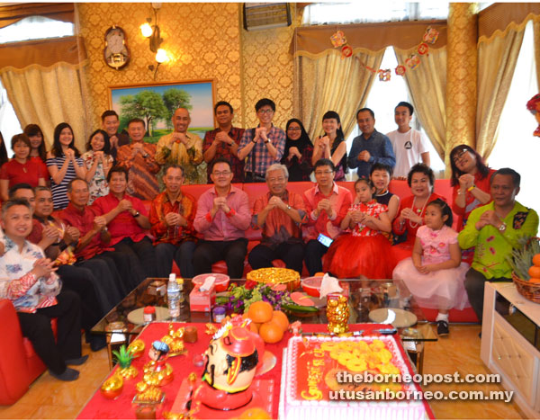 Masing (seated, eighth left) joins his host Chan, Fu (seated seventh and ninth left, respectively) and other guests in a special photo-call where they all gesture to wish everybody ‘Gong Xi Fa Cai’.