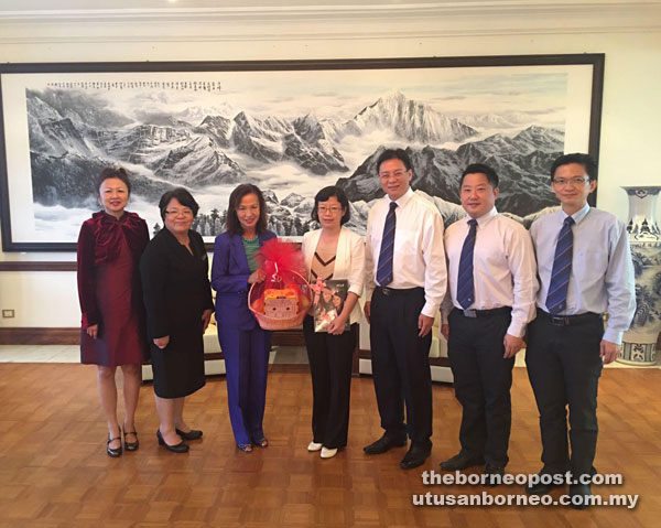 Nancy Ho (third left) presenting a memento to Chen Peijie. 