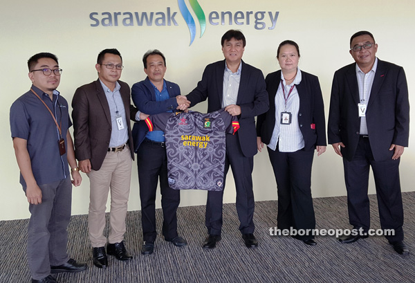 FAS chief Posa (left) presenting the personalised jersey to Sharbini, in appreciation of Sarawak Energy’s sponsorship for the new 2017 soccer season, while others look on.