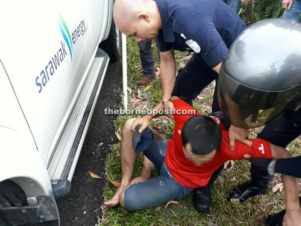The suspect being apprehended by auxiliary police at the Samariang Jaya substation. 