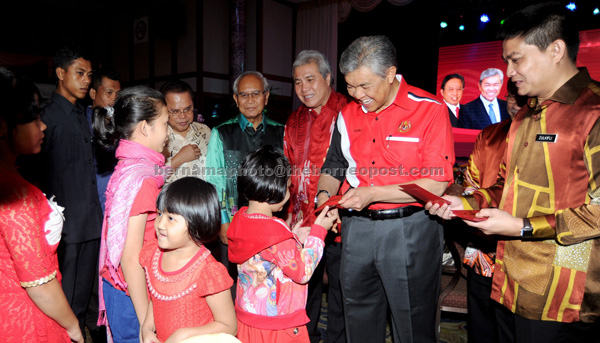 Ahmad Zahid (second right) distributing angpow to children at the Rela Sarawak Chinese New Year gathering. — Bernama photo