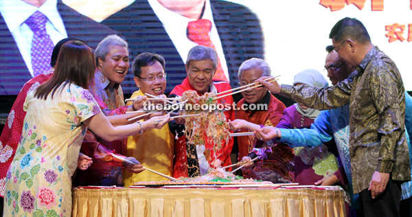 Ahmad Zahid (centre), together with Dr Sim (fourth left) and other leaders toss the ‘yee sang’ to welcome a prosperous new year. Also seen are Awang Tengah (third left) and Masing (fourth right). 