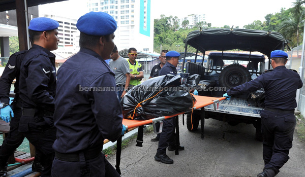 Police personnel getting ready to bring the body to the hospital. — Bernama photo