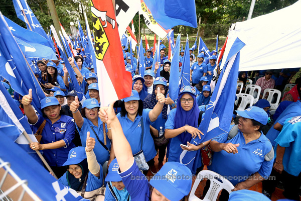 HERE WE GO: Barisan Nasional (BN) supporters march to the nomination centre in Dewan Masyarakat Lundu. BN candidate Datin Patinggi Datuk Amar Jamilah Anu is facing Rapelson Richard Hamit of Parti Bansa Dayak Sarawak (PBDS) Baru and State Reform Party Sarawak (STAR) candidate Johnny Bob Aput. – Bernama photo