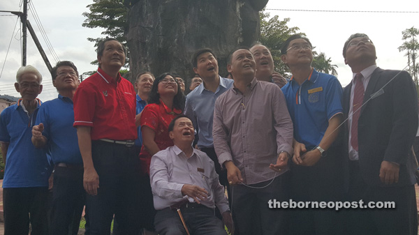 Henry (fourth right) launches the Chung Hua Bau Alumni Association headquarters.