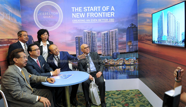 Musa Aman (seated left) and Liow (seated, second left) receive a briefing on Sabah Port’s operations yesterday. Also present are Sabah Post chairman Datuk Karim Bujang (standing, left) and Suria Group chief executive officer Ng Kiat Min (standing, right). — Bernama photo 