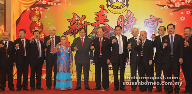 Abang Johari (sixth left) and his wife Datin Amar Datuk Jumaani Tuanku Bujang join ACCCIS president Hu Yu Siong (seventh left) and committee members for a toast at the Chinese New Year dinner.