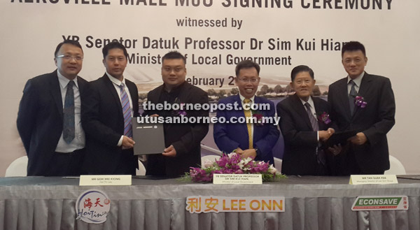 Dr Sim (third right) as well as parties of the MoU signing with Lee Onn Group represented by Tan (second left) and its managing director Tan Guek Kee (second right) while Lai (right) represents Econsave and Hoi Tin Lau was represented by its executive chef Goh Wei Keong (third left). Also seen is Lee Onn Group’s legal advisor Jonathan Chai (left).