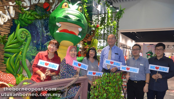 (From left) Wong, Rogayah, Lau (third right) and others posing in front of VSY 2017 mascot Bujang Sibu or Bu Bu statue.