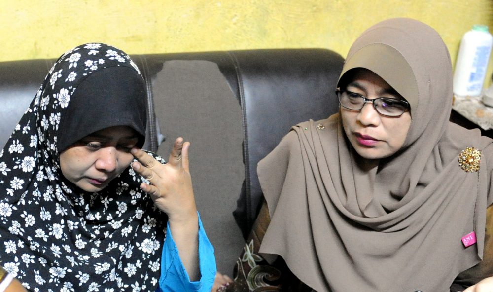 JOHOR BAHRU, 19 Feb -- Fatimah Nasir, 43, (kiri) tidak dapat menahan sebak ketika menceritakan kejadian yang meragut nyawa anaknya, Danish Zulkefli, 14, yang maut bersama tujuh lagi remaja akibat dirempuh oleh sebuah kenderaan awal pagi semalam ketika menerima kunjungan Pengerusi Wanita, Keluarga dan Masyrakat Asiah Md Ariff, hari ini. --fotoBERNAMA (2017) HAK CIPTA TERPELIHARA