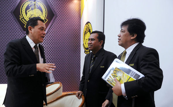 Football Association of Malaysia deputy president Datuk Seri Afandi Hamzah (right) talks to vice-presidents Datuk Zainol Fadzi Paharuddin (second right) and Datuk Hamidin Mohd Amin (left) at Wisma FAM, Kelana Jaya. — Bernama photo