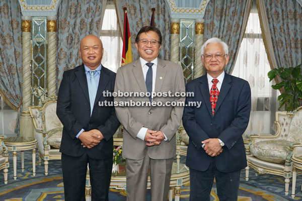 Abang Johari (centre) is seen during a photo call with Abdul Hamed (right) and Naim Holdings Berhad managing director Datuk Hasmi Hasnan.