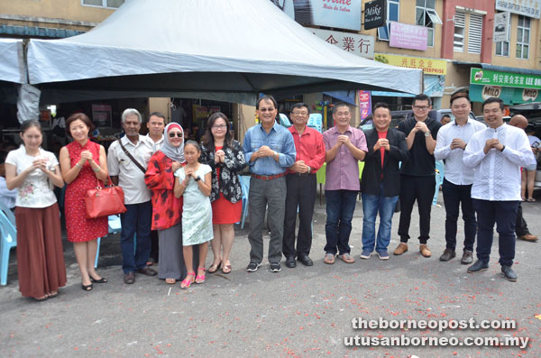 (From fifth right) See, Dr Teo, Baru, Voon and others in a photo-call with their guests. 