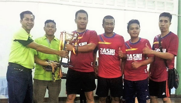 Edmund (left) hands over the champion trophy to Project Team A.