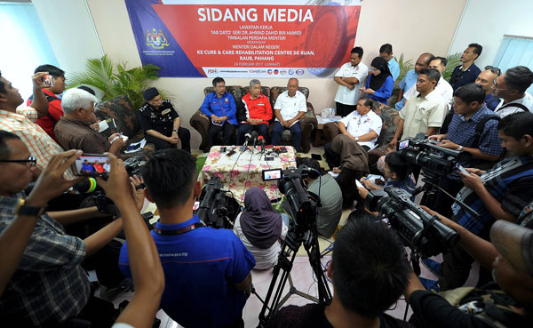 Ahmad Zahid (centre) at a press conference after a working visit to the Sungai Ruan Cure and Care Drug Addicts Rehabilitation Centre in Raub, Pahang. — Bernama photo