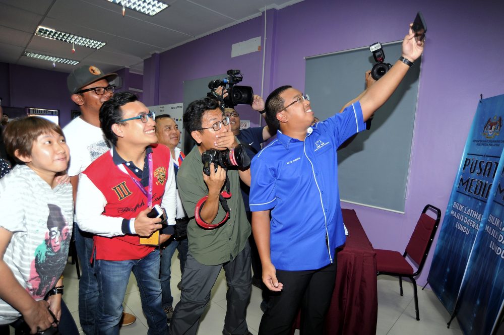 LUNDU, 11 Feb -- Anak bongsu calon Barisan Nasional Datuk Amar Jamilah Anu, Azizul Annuar (kanan) berswafoto bersama petugas media ketika berkempen menjelang Pilihan Raya Kecil (PRK) Tanjong Datu 18 Feb ini. PRK itu menyaksikan pertandingan tiga penjuru antara Jamilah, calon Parti Bansa Dayak (PBDS) Baru Rapelson Richard Hamit serta calon Parti Reformasi Sarawak (Star) Johnny Aput. --fotoBERNAMA (2017) HAK CIPTA TERPELIHARA