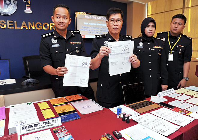 Mazelan (second left) showing the ‘delivery order’ documents. — Bernama photo 