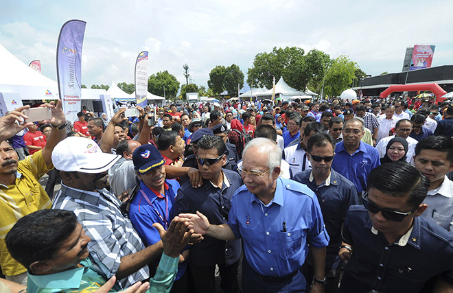 Najib (centre) greeting the participants at the ‘Negaraku: 1Malaysia Community’ programme in Taman Tasik Sultan Abu Bakar