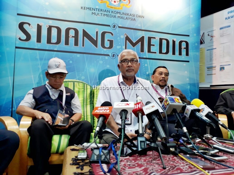 Mohd Hisham (centre) speaking during the press conference at the Media Centre in Lundu.