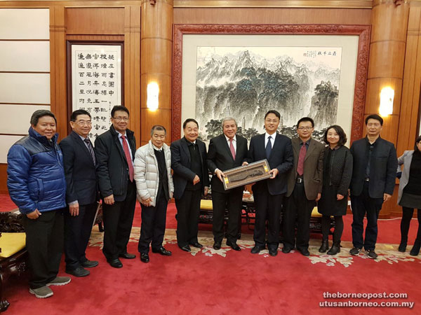 Awang Tengah (sixth left) presents a souvenir to Tzan Jiang Quan during the delegation’s courtesy call on the latter. Also in the picture are (from third left) Julaihi, Naroden and Wong.