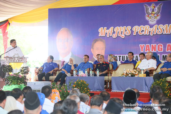 Abang Johari delivers his speech prior to the launch of Medan Selera Lundu, as Najib (seated, second right) looks on. With the premier are (seated front, from right) Deputy Chief Minister Datuk Amar Douglas Uggah Embas, State Legislative Assembly Speaker Datuk Amar Mohamad Asfia Awang Nassar, Ministers in Prime Minister’s Department Datuk Joseph Entulu Belaun and Datuk Seri Nancy Shukri, and Second Finance Minister Dato Sri Wong Soon Koh. Seated behind them, from right, are Welfare, Women and Community Wellbeing Minister Datuk Fatimah Abdullah (partially hidden), Local Government Minister Datuk Dr Sim Kui Hian, Assistant Minister for Tourism Datuk Lee Kim Shin, Assistant Minister for Early Childhood Education and Family Development Sharifah Hasidah Sayeed Aman Ghazali, and Opar assemblyman Dato Ranum Mina. 