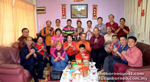 (Seated from sixth right) Penguang and his wife Datin Monica Ukong are seen at Kiu’s (seated fifth right) open house.