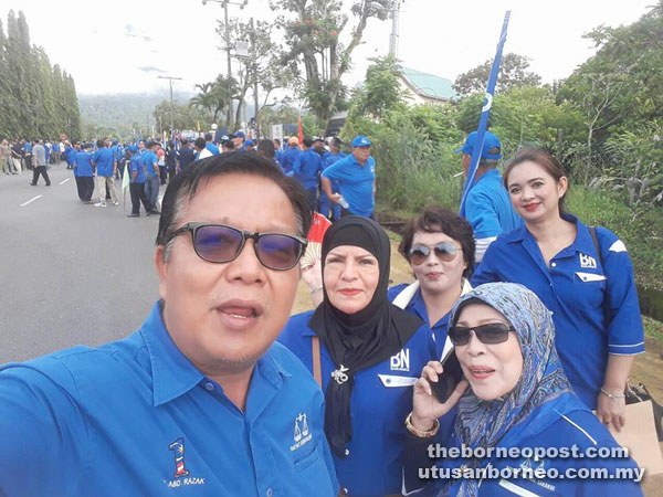 Abdul Razak with Dewanita Miri members at Lundu in Tanjong Datu constituency.