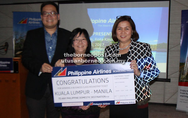 One of the lucky winners receiving the air ticket to Manila from Ryan.
